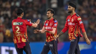 RCB vs PBKS Highlights, IPL 2025: आरसीबी की घर में लगातार तीसरी हार, वढ़ेरा ने पंजाब किंग्स को किया निहाल, 5 विकेट से दिलाई जीत SportsTak Hindi
