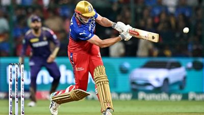 7 महीने बाद खेलने उतरा आरसीबी का दिग्गज, वापसी में ठोका शतक फिर मैदान में गिर गया और हुआ रिटायर SportsTak Hindi