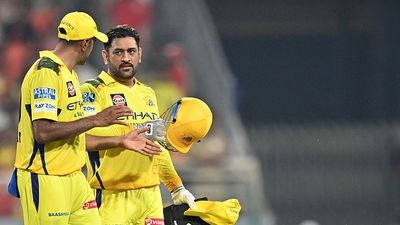 'धोनी और CSK की कोई बात नहीं करेगा', अश्विन ने अपने यूट्यूब चैनल पर पैनलिस्ट को लताड़ा,जानिए क्यों कहा ऐसा ? Chennai Super Kings' Mahendra Singh Dhoni (R) and Ravichandran Ashwin interact during the Indian Premier League
