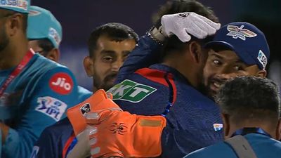 ऋषभ पंत ने 6 गेंद 9 रन के रोमांच में आवेश खान को क्या दिया था जीत का मंत्र ? खुलासा करते हुए कहा - सिर्फ एक गेंद... Rishabh Pant hugging Avesh Khan