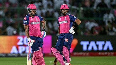 8 में से 6 मैच गंवाने वाली राजस्थान रॉयल्स की टीम अभी भी प्लेऑफ्स के लिए कैसे कर सकती है क्वालीफाई, यहां समझें पूरा समीकरण SportsTak Hindi