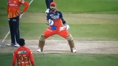 विराट कोहली ने RCB को जीत दिलाने के बाद श्रेयस अय्यर को बीच मैदान में चिढ़ाया, ऐसे तेवर में मनाया जश्न कि...VIDEO Shreyas Iyer after leading RCB to victory