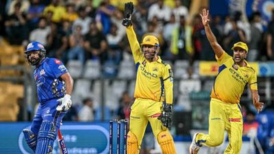 IPL 2025 Points Table Latest Update : RCB और मुंबई की जीत से पॉइंट्स टेबल में बड़े बदलाव, जानें अंक तालिका का हाल Dhoni appealing against Rohit Sharma in the match