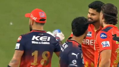 विराट कोहली की इस हरकत से हार के बाद झल्ला गए श्रेयस अय्यर, झटक दिया उनका हाथ और फिर...VIDEO Virat Kohli and Shreyas Iyer