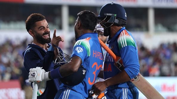 BCCI Central Contract: कोहली-रोहित T20I छोड़कर भी A+ कैटेगरी में कैसे, इशान किशन को बिना खेले क्यों मिला कॉन्ट्रेक्ट, सामने आई सच्चाई Virat Kohli shaking hands with Hardik Pandya and Ravindra Jadeja after India's win in Nagpur