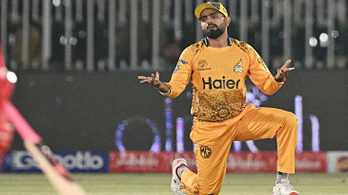 PSL 2025: बाबर आजम के एक फैसले ने पेशावर जल्‍मी को जीता-जिताया मैच हराया, आखिरी ओवर में करने थे 8 रन डिफेंड, फिर कराची किंग्‍स ने दो विकेट से ऐसे जीती बाजी