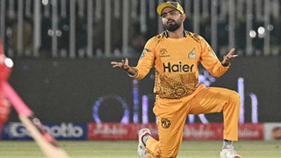 PSL 2025: बाबर आजम के एक फैसले ने पेशावर जल्मी को जीता-जिताया मैच हराया, आखिरी ओवर में करने थे 8 रन डिफेंड, फिर कराची किंग्स ने दो विकेट से ऐसे जीती बाजी SportsTak Hindi