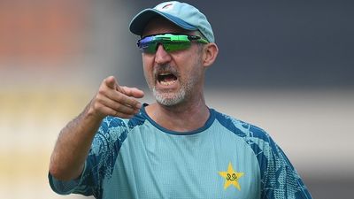 जेसन गिलेस्पी ने पाकिस्तान क्रिकेट बोर्ड को कोर्ट में घसीटा, इस मजबूरी के कारण पूर्व कोच को उठाना पड़ा कदम SportsTak Hindi