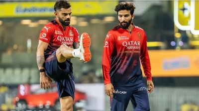 बेंगलुरु के घरेलू मैदान पर तीन मैच हारने से परेशान RCB के कप्तान रजत पाटीदार, कहा - हमारे मैदान की पिच... Virat Kohli and Rajat Patidar.