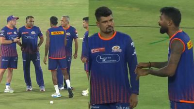 SRH के खिलाफ मुकाबले से ठीक पहले हार्दिक पंड्या ने महेला जयवर्धने के साथ की बहस, VIDEO ने फैंस के बीच मचाया हड़कंप SportsTak Hindi