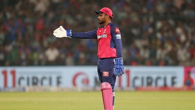 बड़ी खबर : IPL 2025 के मैदान में संजू सैमसन की कब होगी वापसी? कोच राहुल द्रविड़ ने दी बड़ी अपडेट Sanju Samson of Rajasthan Royals during the 2025 IPL match between Delhi Capitals and Rajasthan Royals