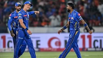 IPL 2025 Points Table Update : मुंबई इंडियंस ने जीत के 'चौके' से RCB को पछाड़ा, अंकतालिका का जानें पूरा हाल Mumbai Indians' Trent Boult (C) celebrates with captain Hardik Pandya