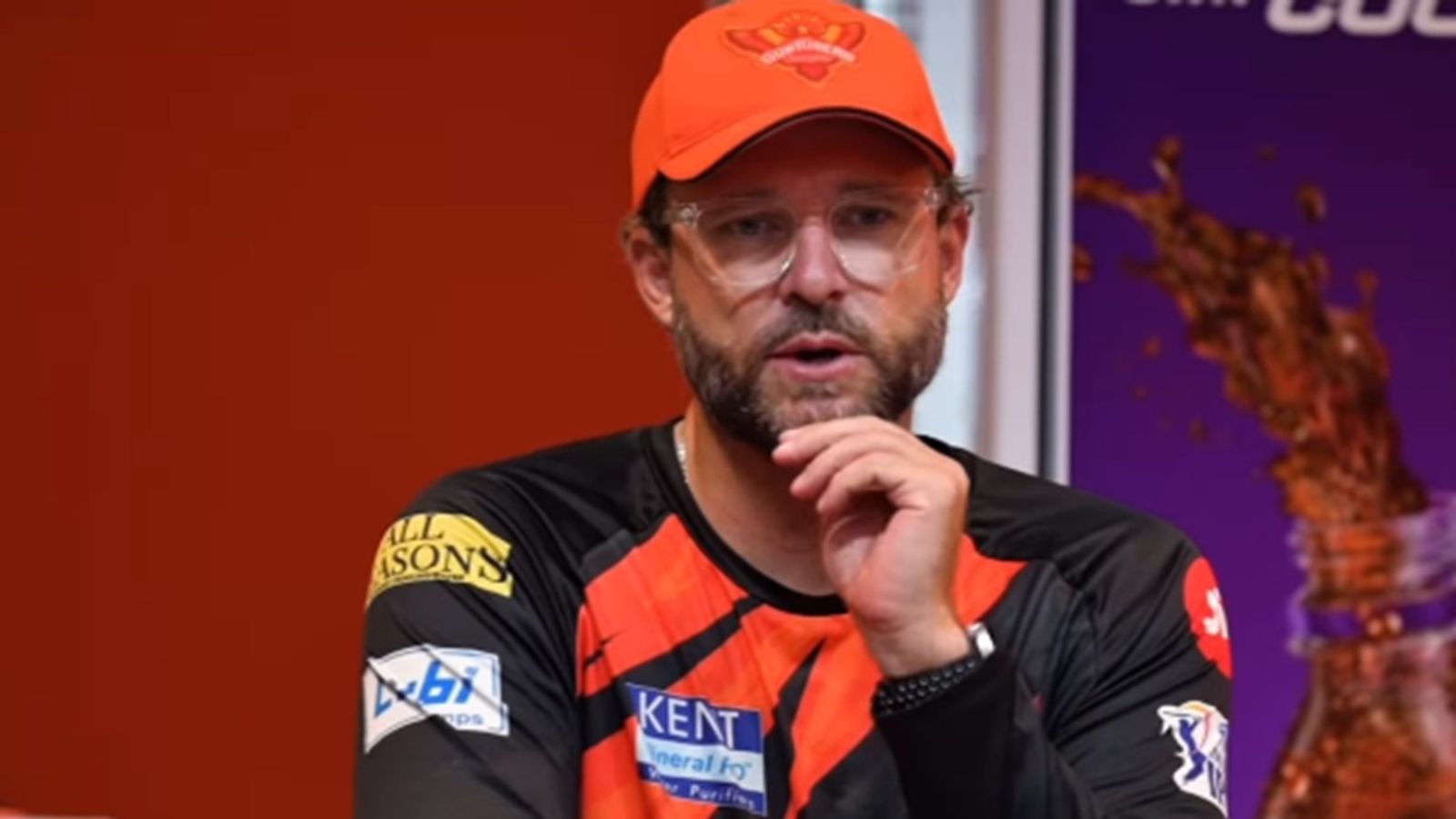 सनराइजर्स हैदराबाद के हेड कोच विटोरी ने इस पर फोड़ा MI के हाथों हार का ठीकरा, बोले- 280 रन की बात हुई थी, मगर जब हमें पता चला कि... सनराइजर्स हैदराबाद के हेड कोच विटोरी ने इस पर फोड़ा MI के हाथों हार का ठीकरा, बोले- 280 रन की बात हुई थी, मगर जब हमें पता चला कि...