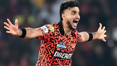 हर्षल पटेल CSK के बल्लेबाजों से स्क्वॉयर लेग और मिड विकेट पर क्यों मार खाना चाहते थे? SRH की जीत के बाद राज से उठाया पर्दा SportsTak Hindi