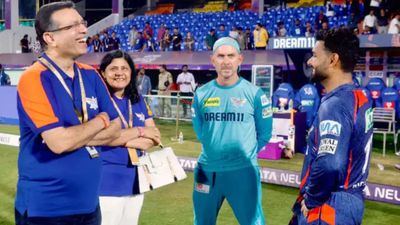 LSG की टीम में संजीव गोयनका का क्या है अहम रोल? निकोलस पूरन ने खुलासा करते हुए कहा - वो खिलाड़ियों को... Rishabh Pant and Lucknow team owner Sanjiv Goenka