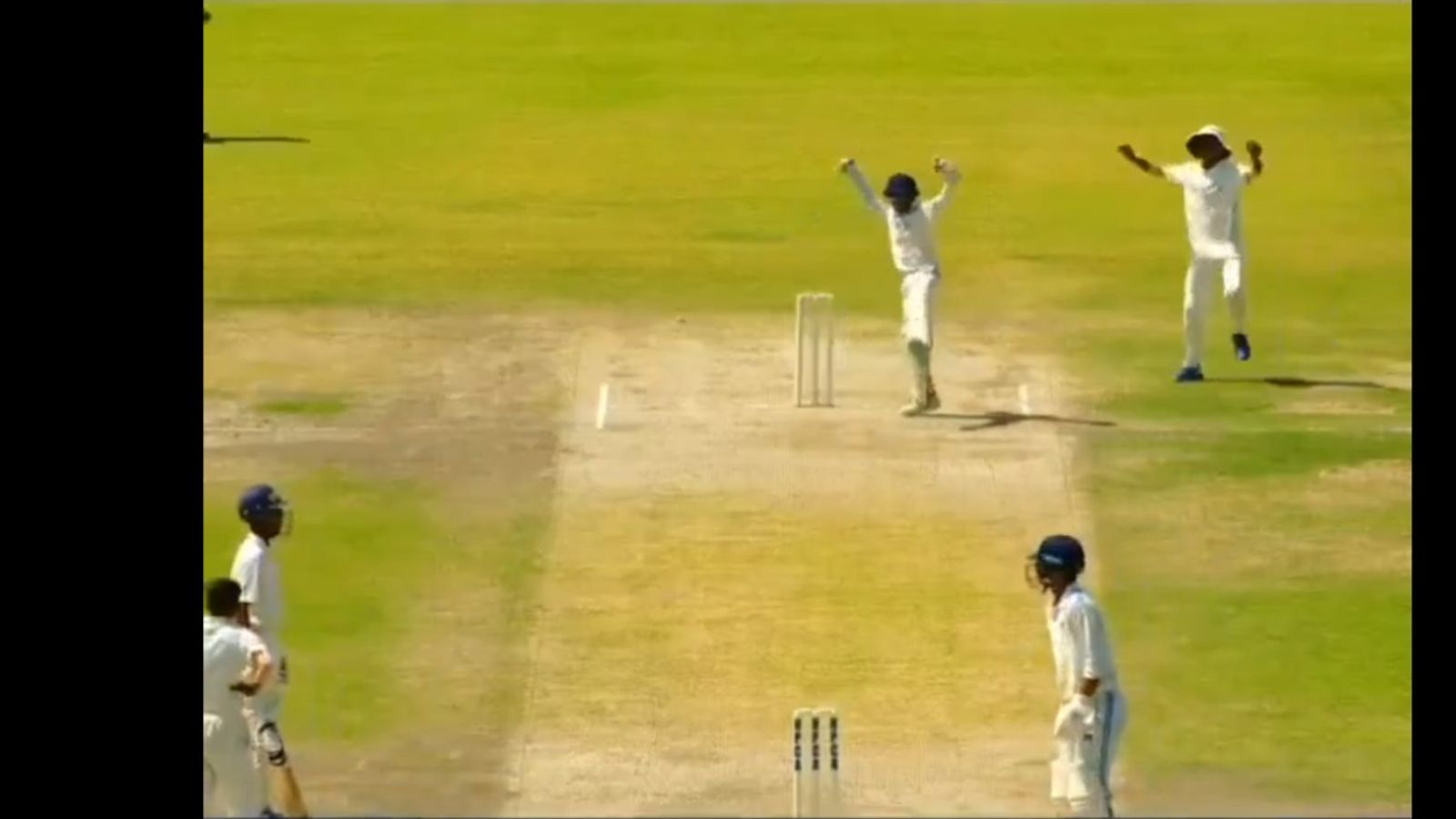 कमाल है! फील्डर्स ने बल्लेबाज को रनआउट करने से पहले किया भांगड़ा, सामने आया मजेदार वीडियो कमाल है! फील्डर्स ने बल्लेबाज को रनआउट करने से पहले किया भांगड़ा, सामने आया मजेदार वीडियो