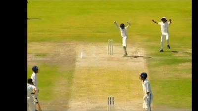 कमाल है! फील्डर्स ने बल्लेबाज को रनआउट करने से पहले किया भांगड़ा, सामने आया मजेदार वीडियो SportsTak Hindi