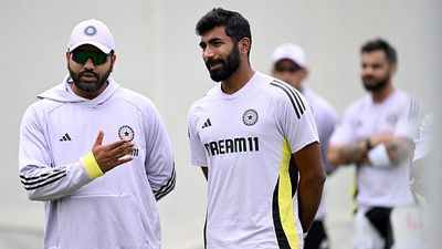 जसप्रीत बुमराह को लेकर रोहित शर्मा को चेतावनी, इंग्लैंड के खिलाफ टेस्ट सीरीज के लिए भारतीय गेंदबाज को लेकर मिली टिप्स SportsTak Hindi