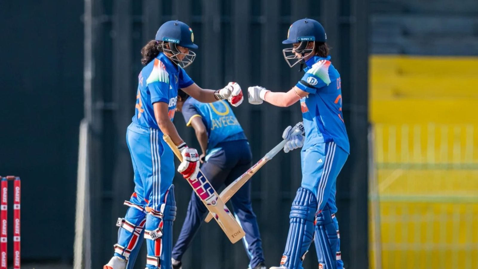 भारतीय ओपनर ने ठोका लगातार चौथा 50 प्लस स्कोर, टीम इंडिया का श्रीलंका को 9 विकेट से हराकर त्रिकोणीय सीरीज में धमाकेदार आगाज भारतीय ओपनर ने ठोका लगातार चौथा 50 प्लस स्कोर, टीम इंडिया का श्रीलंका को 9 विकेट से हराकर त्रिकोणीय सीरीज में धमाकेदार आगाज