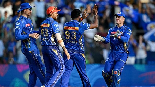 MI vs LSG : सूर्यकुमार की फिफ्टी और बुमराह के कहर से मुंबई ने जड़ा जीत का 'पंजा', लखनऊ को घर में 54 रन से रौंदा Mumbai Indians' Jasprit Bumrah (2R) celebrates with teammates after taking the wicket