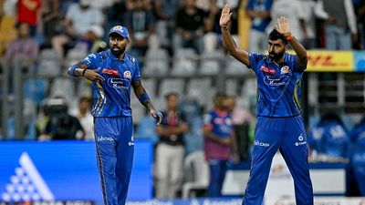 सूर्यकुमार यादव और बुमराह नहीं बल्कि हार्दिक पंड्या ने जीत का क्रेडिट अन्य दो प्लेयर्स को दिया, कहा - जब गेम किल करने का समय... Mumbai Indians' Jasprit Bumrah (R) and captain Hardik Pandya in this frame