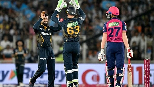 RR vs GT Today Match Prediction : राजस्थान रॉयल्स को हराकर क्या RCB से नंबर वन का ताज छीनेगी गुजरात टाइटंस, जानिए कौन मारेगा आज के मैच में बाजी ? Gujarat Titans' Rashid Khan (L) celebrates with wicketkeeper Jos Buttler after taking the wicket of Rajasthan Royals' Shubham Dubey (R) in this frame