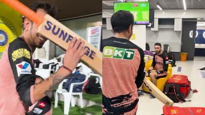 एमएस धोनी ने युजवेंद्र चहल को गिफ्ट किया बैट, लेकिन ड्रेसिंग रूम में घुसते ही मैक्सवेल ने दे दिया ताना, VIDEO देख हंसी छूट जाएगी SportsTak Hindi