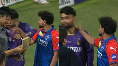 कुलदीप यादव के जरिए रिंकू सिंह को मैच के बाद थप्पड़ मारने पर KKR ने पहली बार तोड़ी चुप्पी, VIDEO से दिया जवाब SportsTak Hindi