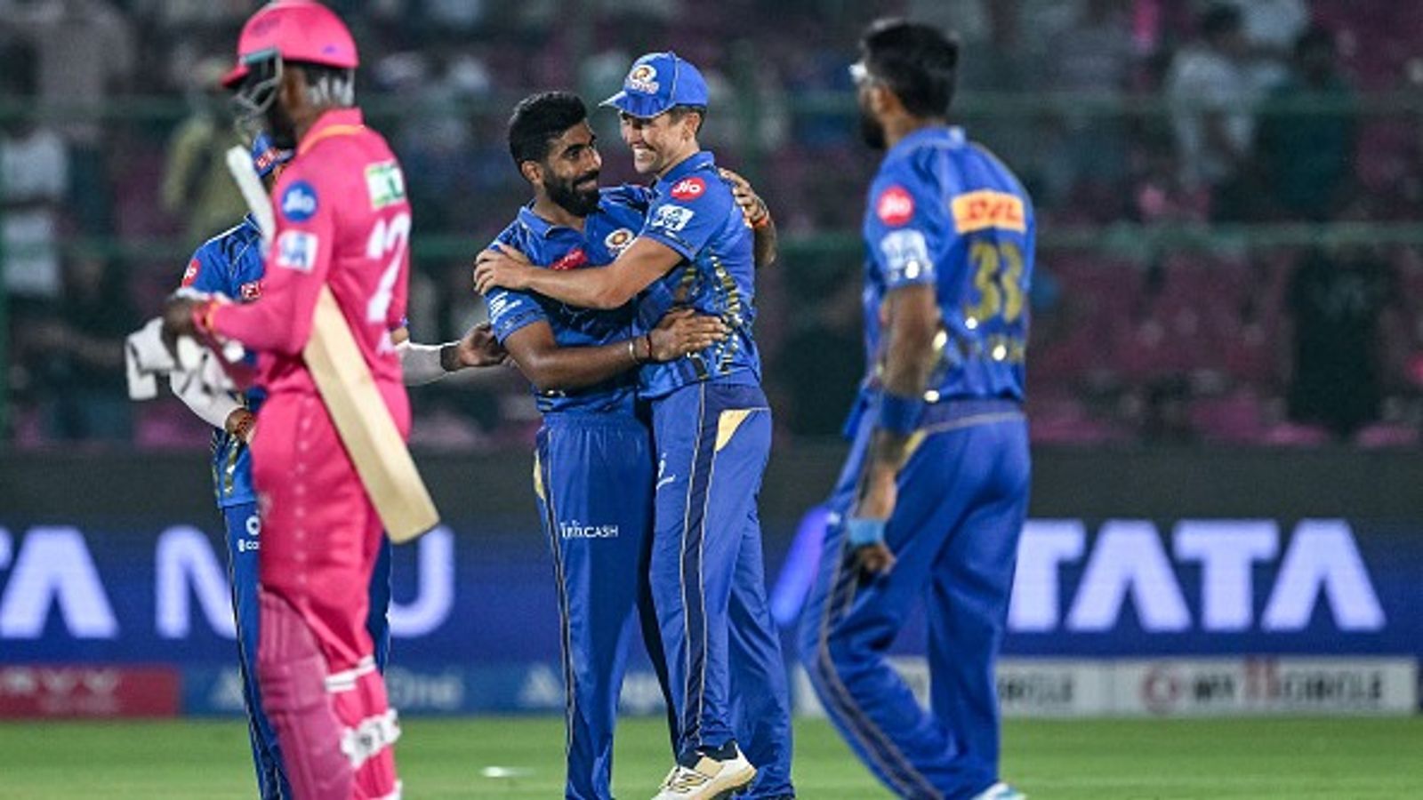 IPL 2025 Points Table Update: मुंबई इंडियंस ने रॉयल चैलेंजर्स बेंगलुरु को पहले पायदान से हटाया, राजस्थान की हार से जानें पाइंट्स टेबल की हलचल IPL 2025 Points Table Update: मुंबई इंडियंस ने रॉयल चैलेंजर्स बेंगलुरु को पहले पायदान से हटाया, राजस्थान की हार से जानें पाइंट्स टेबल की हलचल