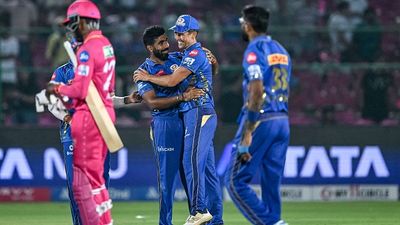IPL 2025 Points Table Update: मुंबई इंडियंस ने रॉयल चैलेंजर्स बेंगलुरु को पहले पायदान से हटाया, राजस्थान की हार से जानें पाइंट्स टेबल की हलचल SportsTak Hindi