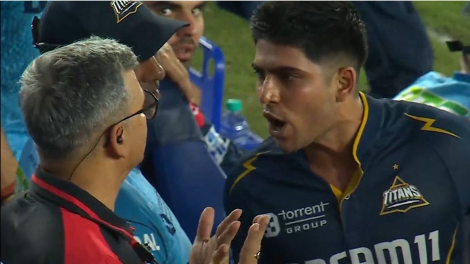 शुभमन गिल आउट दिए जाने पर हो गए गुस्सा! चौथे अंपायर से ले लिया पंगा, देखते रह गए आशीष नेहरा और गुजरात के बाकी खिलाड़ी, देखिए Video शुभमन गिल आउट दिए जाने पर हो गए गुस्सा! चौथे अंपायर से ले लिया पंगा, देखते रह गए आशीष नेहरा और गुजरात के बाकी खिलाड़ी, देखिए Video