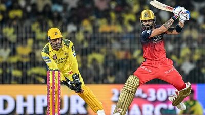 RCB vs CSK predicted playing XI: रॉयल चैलेंजर्स बेंगलुरु में एक बड़ा बदलाव, चेन्नई सुपर किंग्स स्टार ऑलराउंडर को कर सकती है बाहर, जानें दोनों टीमों की संभावित प्लेइंग इलेवन SportsTak Hindi