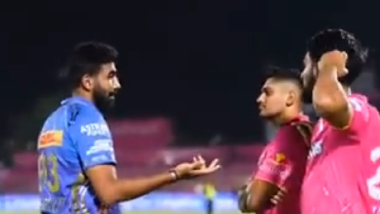 'हर बॉल पर डंडा उड़ा दो', जसप्रीत बुमराह ने राजस्थान के तुषार देशपांडे को दिया सफलता का मंत्र, कहा - बल्लेबाज एक छक्का मार देता है तो...VIDEO 'हर बॉल पर डंडा उड़ा दो', जसप्रीत बुमराह ने राजस्थान के तुषार देशपांडे को दिया सफलता का मंत्र, कहा - बल्लेबाज एक छक्का मार देता है तो...VIDEO