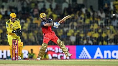 IPL 2025 Points Table Update : CSK को RCB ने दो रन रन से हराकर प्लेऑफ की तरफ बढ़ाया कदम और मुंबई से छीना ताज, जानें अंकतालिका का हाल Royal Challengers Bengaluru's Virat Kohli and Chennai Super Kings' MS Dhoni in frame