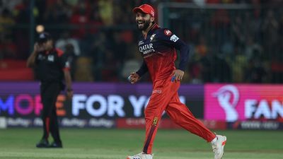 जॉश हेजलवुड नहीं तो कौन है RCB का सबसे बड़ा गेंदबाज? चेन्नई सुपर किंग्स के खिलाफ जीत के बाद रजत पाटीदार ने नाम का किया खुलासा SportsTak Hindi