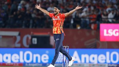 'मैं उसे देख रहा था और सिर्फ प्रार्थना कर रहा था', अर्शदीप सिंह ने बताया मैच का वो पल जिससे हलक में अटक गई थी जान SportsTak Hindi