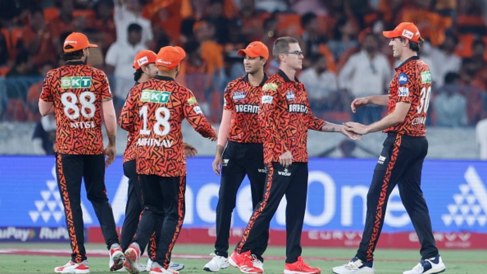 सनराइजर्स हैदराबाद में आया एक मैच में 10 विकेट लेने वाला गेंदबाज, जम्पा के रिप्लेसमेंट खिलाड़ी को किया रिप्लेस सनराइजर्स हैदराबाद में आया एक मैच में 10 विकेट लेने वाला गेंदबाज, जम्पा के रिप्लेसमेंट खिलाड़ी को किया रिप्लेस