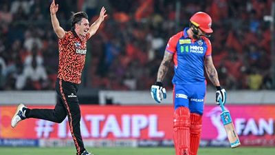 पैट कमिंस ने दिल्ली के बल्लेबाजों को रुलाया, होम ग्राउंड पर रचा इतिहास, ऐसा करने वाले बने IPL के पहले कप्तान SportsTak Hindi