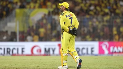 KKR vs CSK: एमएस धोनी ने लगातार दूसरे दिन नहीं की प्रैक्टिस तो बढ़ी चिंता, बॉलिंग कोच बोले- उनके खेलने की... CSK captain MS Dhoni in frame