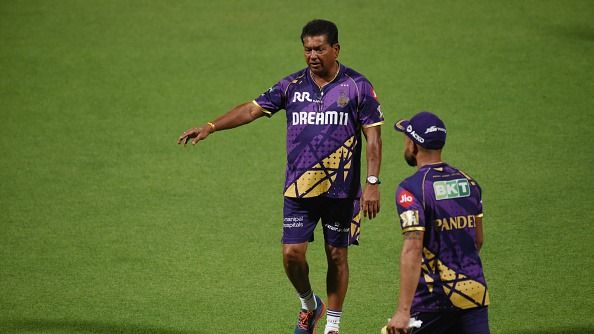 KKR के कोच की खिलाड़ियों को सख्त हिदायत, धोनी के शोर में खो मत जाना, बोले-  जब आप मैच में...
