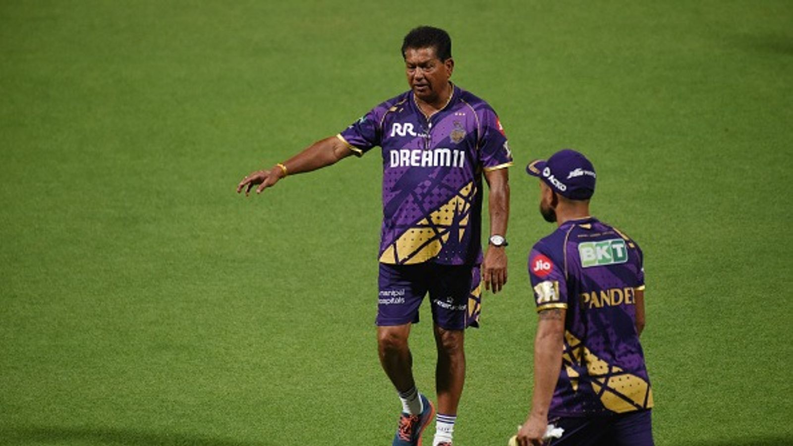 KKR के कोच की खिलाड़ियों को सख्त हिदायत, धोनी के शोर में खो मत जाना, बोले- जब आप मैच में... KKR के कोच की खिलाड़ियों को सख्त हिदायत, धोनी के शोर में खो मत जाना, बोले- जब आप मैच में...