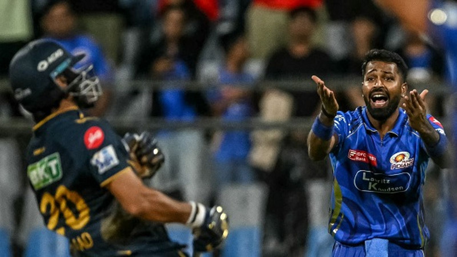 IPL 2025 Points Table Update: मुंबई इंडियंस को हार के बाद पाइंट्स टेबल में लगा तगड़ा झटका, गुजरात का पहले पायदान पर कब्जा IPL 2025 Points Table Update: मुंबई इंडियंस को हार के बाद पाइंट्स टेबल में लगा तगड़ा झटका, गुजरात का पहले पायदान पर कब्जा