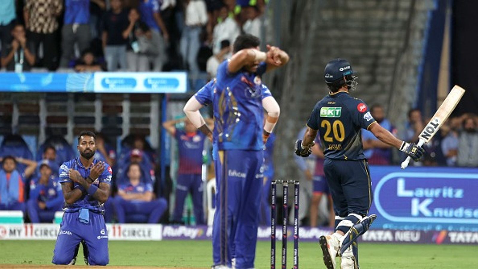 बड़ी खबर: हार्दिक पंड्या समेत पूरी मुंबई इंडियंस के खिलाफ BCCI ने लिया एक्शन, IPL 2025 में दूसरी बार दोषी पाए जाने पर मिली सजा बड़ी खबर: हार्दिक पंड्या समेत पूरी मुंबई इंडियंस के खिलाफ BCCI ने लिया एक्शन, IPL 2025 में दूसरी बार दोषी पाए जाने पर मिली सजा