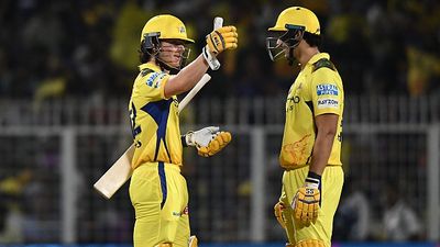 KKR vs CSK IPL 2025 Highlights : डिफेंडिंग चैंपियन KKR IPL 2025 से बाहर! बेबी डिविलियर्स के धमाके और नूर की फिरकी से CSK ने बिगाड़ा खेल Dewald Brevis (L) of Chennai Super Kings