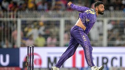 वरुण चक्रवर्ती के खिलाफ BCCI को क्यों लेना पड़ा एक्शन? चेन्नई सुपर किंग्स के हाथों हार के बाद कोलकाता नाइट राइडर्स के स्टार को मिली सजा SportsTak Hindi