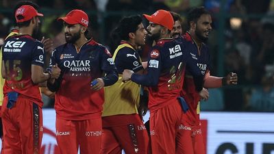 प्लेऑफ्स में पहुंचने से पहले क्या RCB ने कर दी बड़ी भूल, टीम में लाए वो खिलाड़ी जिसका रिकॉर्ड है बेहद खराब SportsTak Hindi