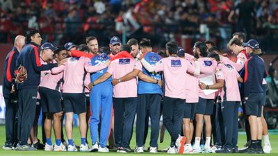 IPL 2025 जाएगा इंग्लैंड! BCCI से किया गया संपर्क, इंग्लिश बोर्ड ने कहा- हम लोग अपने... Delhi Capitals players huddle