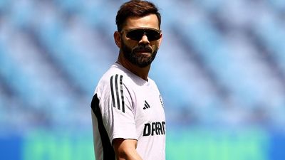 विराट कोहली के रिटायरमेंट पर BCCI ने तोड़ी चुप्पी, कहा - ड्रेसिंग रूम में उनके होने से... SportsTak Hindi