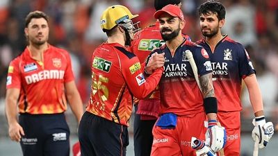 बड़ी खबर: IPL 2025 जल्द होगा शुरू, BCCI ने आईपीएल टीमों से इस तारीख तक खिलाड़ियों को इकट्ठा करने को कहा Royal Challengers Bengaluru's Virat Kohli (2R) is congratulated by Punjab Kings' Josh Inglis (2L) after their win at the end of the Indian Premier League (IPL) Twenty20 cricket match between Punjab Kings and Royal Challengers Bengaluru