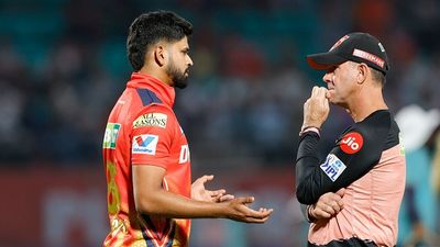 IPL 2025: रिकी पोंटिंग ने कैंसिल किया ऑस्ट्रेलिया जाना, उड़ान से ठीक पहले फ्लाइट से उतरे, विदेशी प्लेयर्स को भी रोका, अब पंजाब की मौज Shreyas Iyer of Punjab Kings (L) and Ricky Ponting head coach of Punjab Kings during the 2025 IPL match